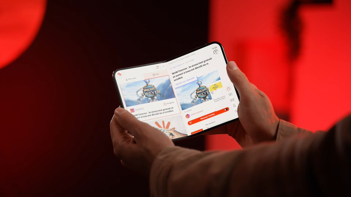 juliencdt's tweet photo. Les gens qui se basent sur la review de MKBHD pour évoquer le problème des apps n'ont vraiment pas pris de hauteur.

Apple fait du classic Apple : faire honte aux développeurs qui ne font pas une version spécifique pour le format. On l'a fait sur la future app de Numerama, passer du SDK 27.0 (bande noire) au SDK 27.1 (app full native Duo avec les contrôles + les 3 modes de pli) prend quelques minutes si vos composants sont déjà bien foutus. 

Mon avis : à la sortie de l'iPhone Duo (le 23), 80 % des apps utilisées par le grand public auront leur maj + une expérience exclusive et unique sur le Duo. En un mois on arrivera au 99 %. 

Les posts "malins" sur "haha tu paies 2300 € et t'as une bande noire" prennent des screenshots d'une vidéo tournée le 20 octobre, d'un youtubeur avec des connaissances moyennes (sorry il faut le dire, c'est superficiel) sur iOS et son fonctionnement.