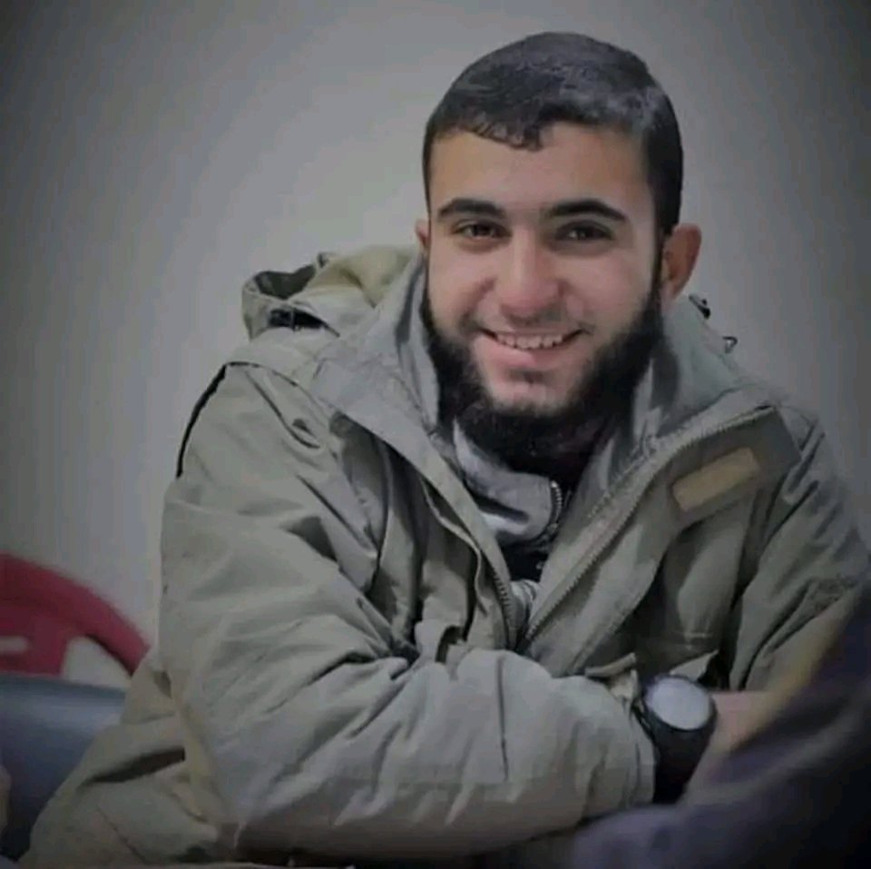 Qadeyah1's tweet photo. "ما أقسى أن يبقى صوتك حيًّا في آذاننا، بينما غبتَ عن أعيننا إلى الأبد، كنت توقظ الناس لصلاة الفجر بصوتك العذب، تناديهم للقاء الله"..

مقطع سابق للشهىِد الحافظ والمحفظ لكتاب الله، عبيدة أحمد البيك (أبو أحمد) يوقظ الناس لصلاة الفجر.
ارتقى عبيدة برفقة خطيبته أحلام وأكثر من 30 شهىِد من عائلتها بمجرْرة إسرائىِلية في الأشهر الأولى من العدوIن الإسرائىِلي على قطاع غزة.