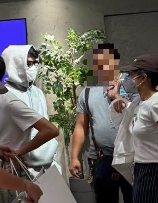 bazrdb's tweet photo. ganito lang kayo dati dustbia o 😭 pinadelete pa yan sa plaza kasi bawal lolch

from being so careful about being seen together to finally being able to love each other freely… 💛 sobrang deserve magmahalan ng malaya!!!!!! https://t.co/2XGy2q79cc