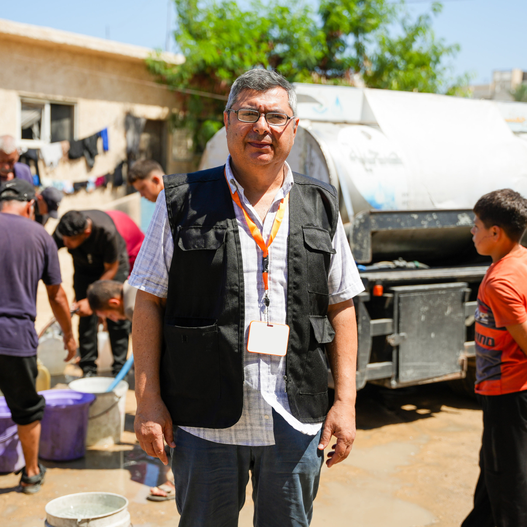decappeal's tweet photo. Anwar is a water engineer providing vital water and sanitation support to families across #Gaza through @ConcernUK 

Despite being displaced ten times with his own family, he continues to help others.

Needs remain huge. Please donate today: https://t.co/LqD2YF5rOp https://t.co/CH68XAJSxO