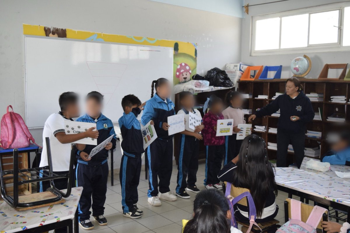 SSC_Cholula's tweet photo. Llevamos el #CircuitoVial y medidas de seguridad en la vía pública a Santa María Acuexcomac.

👧🏻👦🏻 Más de 90 estudiantes de la Primaria General Vicente Guerrero participaron en diversas actividades para aprender sobre seguridad vial y medidas de cuidado en espacios públicos. https://t.co/fjl2KtTSmC
