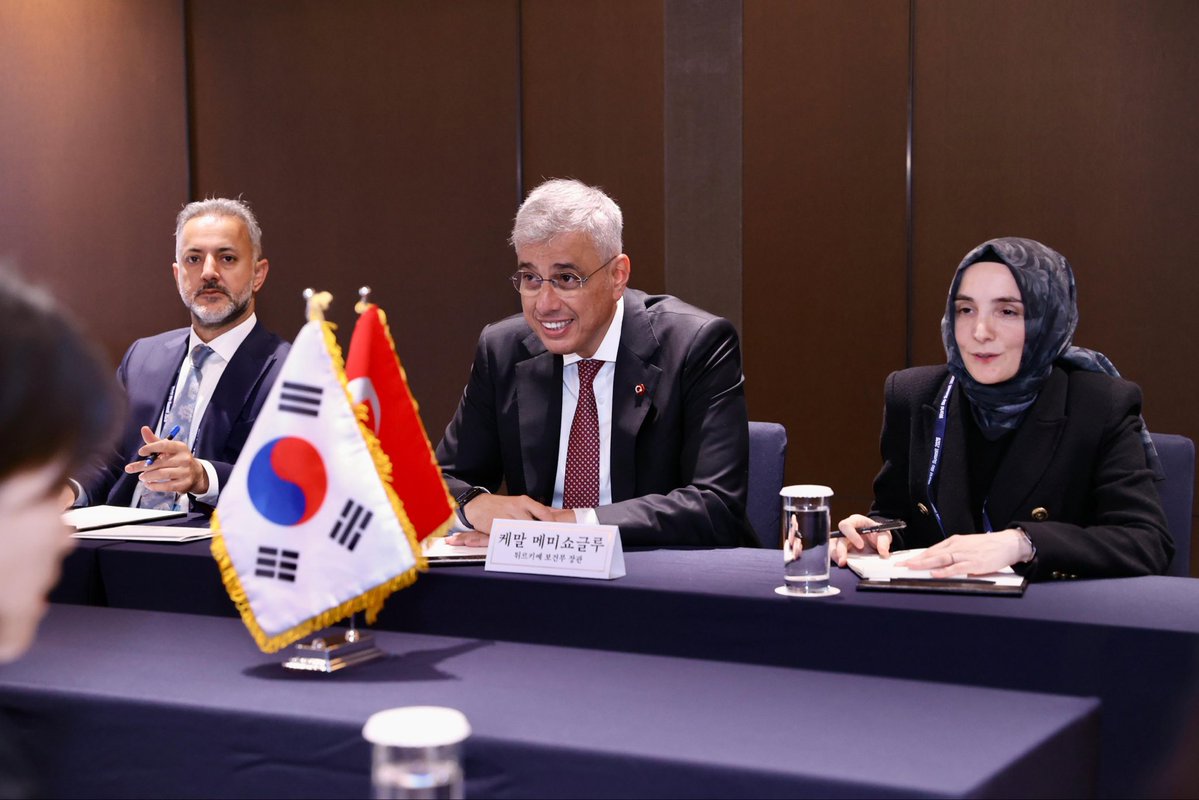 drmemisoglu's tweet photo. 📍Seul

Bir dizi resmî temaslarda bulunmak üzere geldiğimiz Güney Kore’de, Sağlık ve Refah Bakanı Sayın Jeong Eun Kyeong ve heyeti ile bir araya geldik.

Görüşmemizde; Üreten Sağlık yaklaşımımızı, koruyucu sağlık hizmetlerindeki tecrübelerimizi, sağlık teknolojilerindeki gelişmeleri ve ülkelerimiz arasındaki iş birliği imkânlarını ele aldık.

Türkiye’nin sağlık alanındaki üretim gücünü ve tecrübelerini paylaşırken, geleceğin sağlık sistemlerine yönelik ortak vizyonumuzu da değerlendirdik.

Görüşmenin, ülkelerimiz arasındaki sağlık iş birliklerini daha da güçlendireceğine inanıyorum.

Nazik ev sahiplikleri için kendilerine teşekkür ediyorum.

Türkiye Yüzyılı 🇹🇷