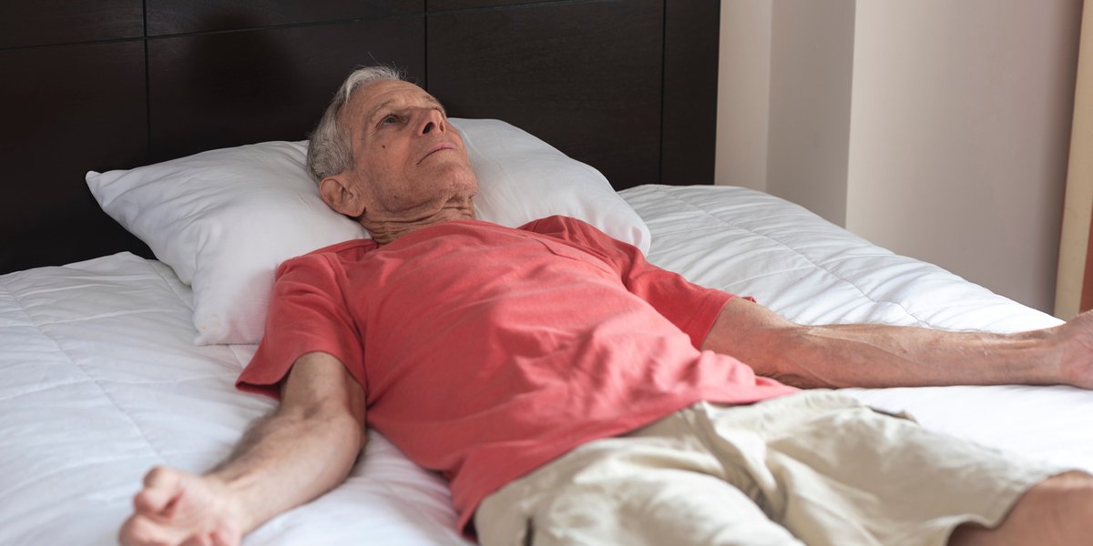 PsyPost's tweet photo. There may be a physical reason lying down feels good when you��re hurting. Pain sensitivity was modestly lower while lying flat, possibly because more blood returns to the chest and activates the body’s pressure sensors. dlvr.​it/TW0s8F https://t.co/kF2ZZwspJY