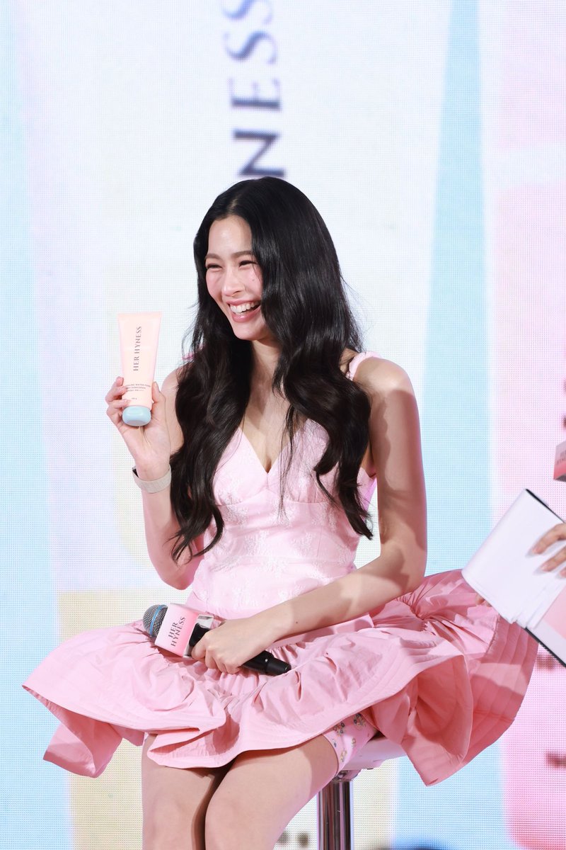 HerHynessBeauty's tweet photo. Her Hyness ขอขอบคุณทุก ๆ คนมาก ๆ จากใจเลยนะค้า 🩷✨ที่มาร่วมเป็นส่วนหนึ่งของโมเมนต์สุดพิเศษกับ Her Hyness และพี่หลิง Brand Ambassador ของเรา 🫶🏻💖

ขอบคุณทุกคนที่มาร่วมสร้างบรรยากาศสุดอบอุ่น เติมเต็มรอยยิ้มและเสียงหัวเราะ พร้อมเก็บโมเมนต์แห่งความประทับใจไปด้วยกันในงาน HER HYNESS x LINGLING “UNLOCK THE ULTIMATE Protection” ในครั้งนี้นะคะ ☀️🩷

และขอบคุณทุกคนที่คอยซัพพอร์ตและมอบความรักให้กับ พี่หลิง Brand Ambassador คนสวยของเรา รวมถึง Her Hyness เสมอมาเลยนะคะ 🥹🫶🏻 ดีใจมาก ๆ ที่ได้เจอทุกคนและได้แบ่งปันช่วงเวลาดี ๆ ด้วยกันในวันนี้ หวังว่าจะได้สร้างความทรงจำที่น่ารักแบบนี้ร่วมกันอีกในทุก ๆ อีเวนต์เลยน้า 💖✨ไปกันต่อ! 👀💗 

อย่าลืมติดตามกันไว้นะคะว่า Her Hyness x Lingling จะมีโมเมนต์พิเศษอะไรมาให้ทุกคนได้ใจฟูกันอีก บอกเลยว่าเรื่องราวดี ๆ ของเรายังมีให้ติดตามกันอีกแน่นอน! 🩷☀️
แล้วพบกันใหม่ในกิจกรรมหน้าค่า ขอบคุณที่เป็นส่วนหนึ่งของความทรงจำดี ๆ ในครั้งนี้นะค้า 💖🫶🏻

#HerHynessBodySunscreen #LINGxHerHynessBodySunscreen #HerHyness #No1CleanBeauty