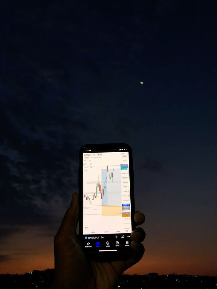 Manuton0x's tweet photo. Le marché ne récompense pas celui qui a raison.
Il récompense celui qui reste.

Tu peux avoir tort 60% du temps et être très rentable.
Si tes pertes sont petites et tes gains laissent courir.
C'est la gestion, pas la prédiction. https://t.co/Mvt2Z3XdrI