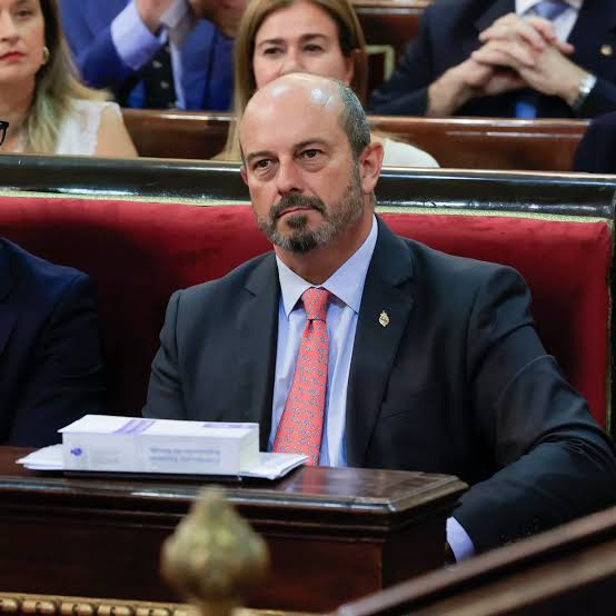 aizquierdo777's tweet photo. Es posible que te suene la cara del de la izquierda, pero que no le pongas nombre.
Se trata de Pedro Rollán.
Esta mañana estaba en el desayuno en el que Milei ha calificado a Pedro Sánchez como impresentable dictador.
Rollán tenía que haberse levantado y marchado porque es el presidente del Senado, es decir la cuarta autoridad del Estado español.
¿Dónde está la lealtad institucional?