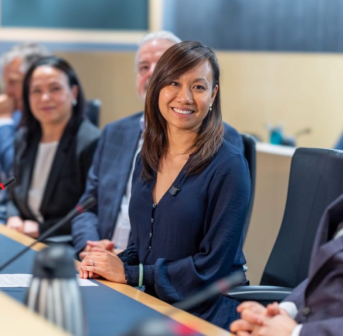 PolQc_'s tweet photo. 🤖⚜️
La députée de #Prévost Anne Nguyen sera nommée à la tête du @MCNQuebec. Diplômée de @Harvard, son expertise en IA lui assurait presque d’obtenir son rôle de ministre.

Elle est d’ailleurs devenue la première femme d’origine vietnamienne à siéger à l’@AssnatQc.

#PolQc || #PQ https://t.co/dZX3IHEuRe