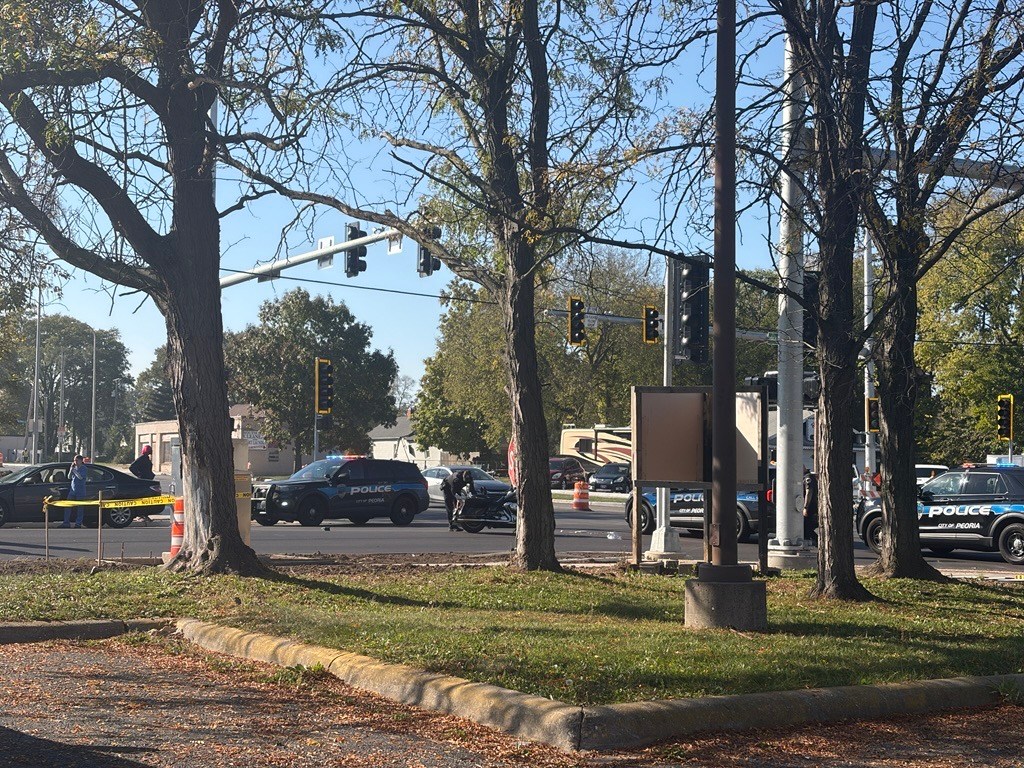 WMBDNews's tweet photo. Peoria police are investigating a two-vehicle collision Wednesday morning that shut down parts of West John H Gwynn Avenue in Downtown Peoria. https://t.co/S213eh55Ux