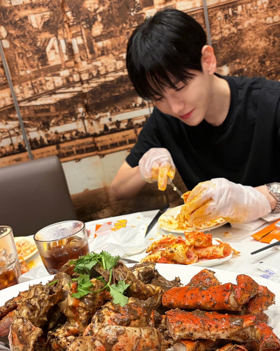 together0456's tweet photo. 롤렉스 차고 게 발라먹는 남자 어떤데 https://t.co/5P3ek2tnfi