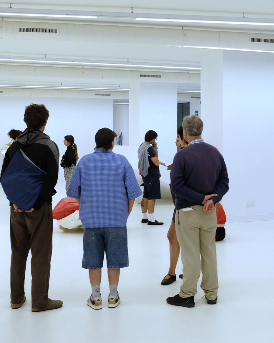 BilbaoArte's tweet photo. 🎈 Así fue SHIPPEO, la intervención de Jone Elorriaga en la exposición Estrella fugaz y corazón, de M. Benito Píriz.

A través de piezas hinchables creadas especialmente para la ocasión, Elorriaga transformó algunas de las obras presentes en la sala. 

#BilbaoArte #Shippeo https://t.co/xk6Etw0OaM