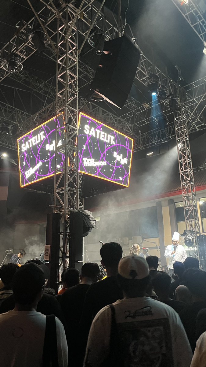 fathirrahman__'s tweet photo. @SynchronizeFest SATELIT!!! https://t.co/cueMfVuuuH
