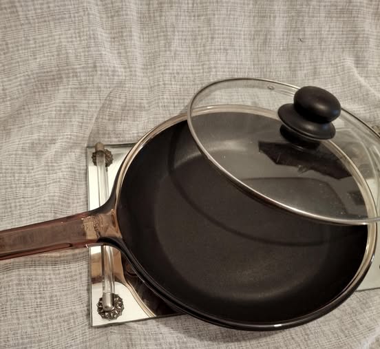 DWedgeCreations's tweet photo. #etsy shop:Vision skillet brown Teflon fitted Lid https://t.co/Qi7X793Y7M #skilletwithlid #teflonbase #visionteflonpan #browntint #vision #visionware #corningware #pyrex #stovetop https://t.co/37TkAYqMz1 #visionbrown #clearlidmetalrim #lidcoolhandle #art #corningskillet https://t.co/ulrmiM5afa