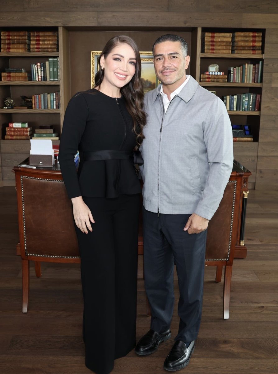 JasminBugarin's tweet photo. Siempre es muy grato saludar a nuestro querido y gran Secretario de Seguridad y Protección Ciudadana del Gobierno de México, @OHarfuch.

A quien reconocemos su compromiso y la responsabilidad con la que trabaja por la seguridad de las familias de Nayarit y de todo México. https://t.co/1gaCtc75qF