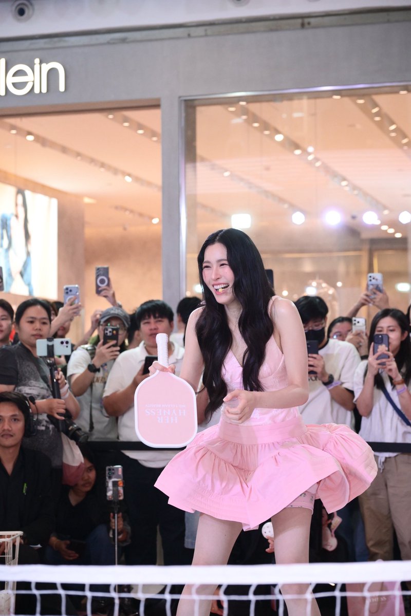 HerHynessBeauty's tweet photo. Her Hyness ขอขอบคุณทุก ๆ คนมาก ๆ จากใจเลยนะค้า 🩷✨

ที่มาร่วมเป็นส่วนหนึ่งของโมเมนต์สุดพิเศษกับ Her Hyness และพี่หลิง Brand Ambassador ของเรา 🫶🏻💖

ขอบคุณทุกคนที่มาร่วมสร้างบรรยากาศสุดอบอุ่น เติมเต็มรอยยิ้มและเสียงหัวเราะ พร้อมเก็บโมเมนต์แห่งความประทับใจไปด้วยกันในงาน HER HYNESS x LINGLING “UNLOCK THE ULTIMATE Protection” ในครั้งนี้นะคะ ☀️🩷

และขอบคุณทุกคนที่คอยซัพพอร์ตและมอบความรักให้กับ พี่หลิง Brand Ambassador คนสวยของเรา รวมถึง Her Hyness เสมอมาเลยนะคะ 🥹🫶🏻 ดีใจมาก ๆ ที่ได้เจอทุกคนและได้แบ่งปันช่วงเวลาดี ๆ ด้วยกันในวันนี้ หวังว่าจะได้สร้างความทรงจำที่น่ารักแบบนี้ร่วมกันอีกในทุก ๆ อีเวนต์เลยน้า 💖✨ไปกันต่อ! 👀💗 

อย่าลืมติดตามกันไว้นะคะว่า Her Hyness x Lingling จะมีโมเมนต์พิเศษอะไรมาให้ทุกคนได้ใจฟูกันอีก บอกเลยว่าเรื่องราวดี ๆ ของเรายังมีให้ติดตามกันอีกแน่นอน! 🩷☀️

แล้วพบกันใหม่ในกิจกรรมหน้าค่า ขอบคุณที่เป็นส่วนหนึ่งของความทรงจำดี ๆ ในครั้งนี้นะค้า 💖🫶🏻

#HerHynessBodySunscreen #LINGxHerHynessBodySunscreen #HerHyness #No1CleanBeauty