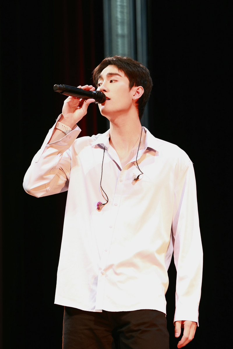 ppimnamepatt's tweet photo. ตื่นมากริ๊ดแล้วจ้า ฟอสบุ๊คกับเสื้อเชิ๊ตหล่อมาก โคตรจะเหมาะสมกันเลย 🤍❤️

FORCEBOOK FANDAY IN IL
#FORCEBOOKxFANDAY38CHICAGO https://t.co/hyks53JZrn