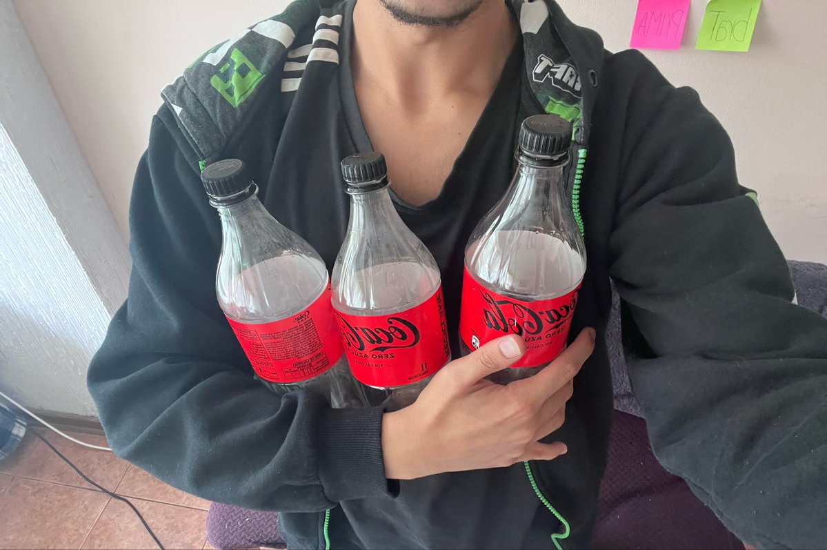 freenostalgicc's tweet photo. me tome 3 litros durante el día ?? https://t.co/4l5QZhRF2Y