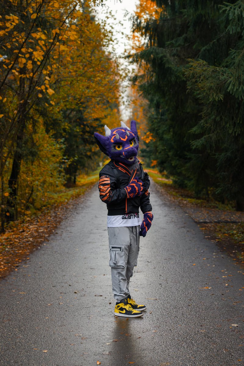 kobdragon's tweet photo. Pumpkin and falling leaf season is here, bundle up https://t.co/hZ0nhOCCf9