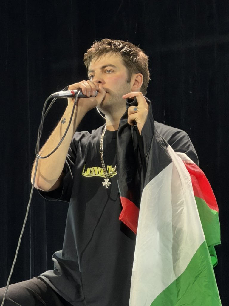 maryjobros8's tweet photo. grian (fontaines dc live in lisbon 21.10.2026) #freepalestine https://t.co/varbaqFa0D