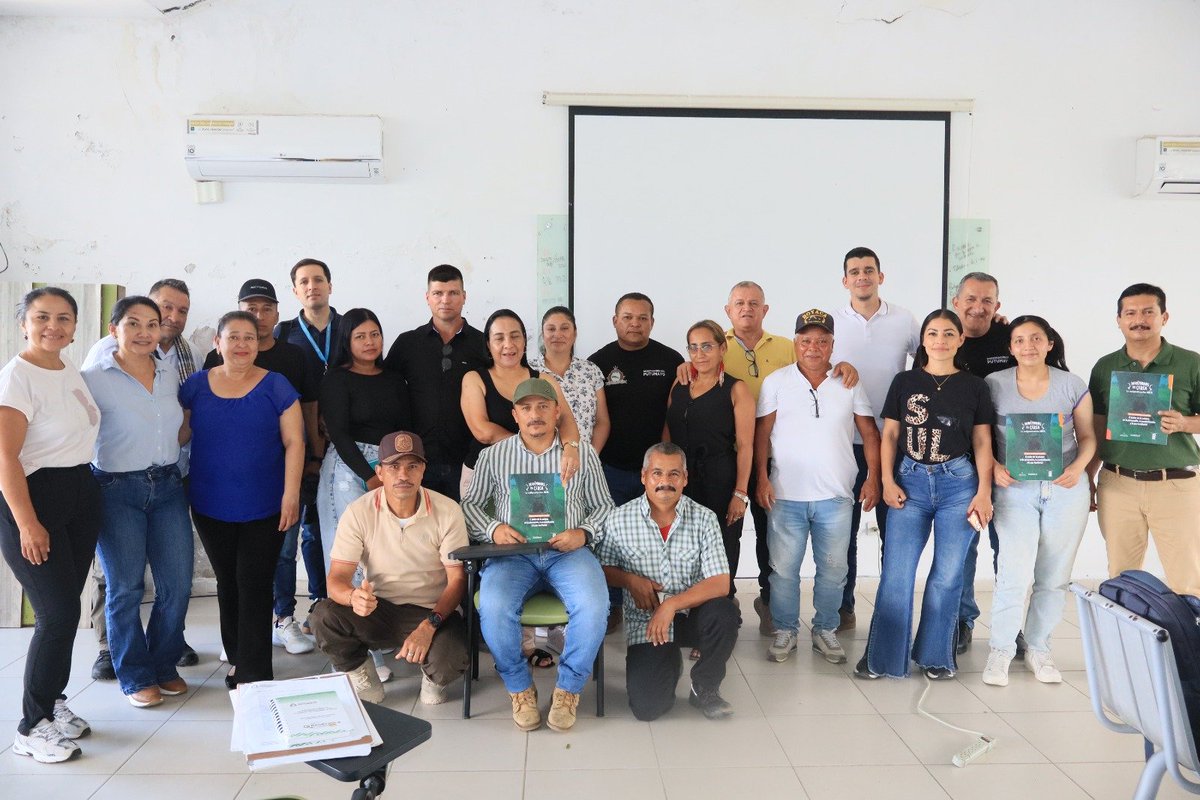 ARNColombia's tweet photo. En Mocoa, #Putumayo, la @ARNColombia acompañó la primera sesión de 2026 de la ‘Instancia Territorial de Reincorporación para la Reconciliación y la Construcción de Paz’, un espacio de encuentro entre las instituciones y las y los firmantes del Acuerdo Final de Paz.

Durante la jornada, la @gobputumayo socializó avances en el acompañamiento a iniciativas productivas y programas de mejoramiento de vivienda. Además, anunció el fortalecimiento de proyectos productivos a cinco asociaciones de firmantes de paz en Mocoa, Puerto Asís, Villagarzón y San Miguel.

Asimismo, se abordaron temas prioritarios como el acceso a tierras, la participación de la población en reincorporación en las mesas territoriales del Plan Nacional de Desarrollo y la gestión de espacios para promover la pedagogía de paz y la reconciliación.

La ARN también socializó la estrategia de prevención de la estigmatización y la campaña #MirémonosDeCerca.