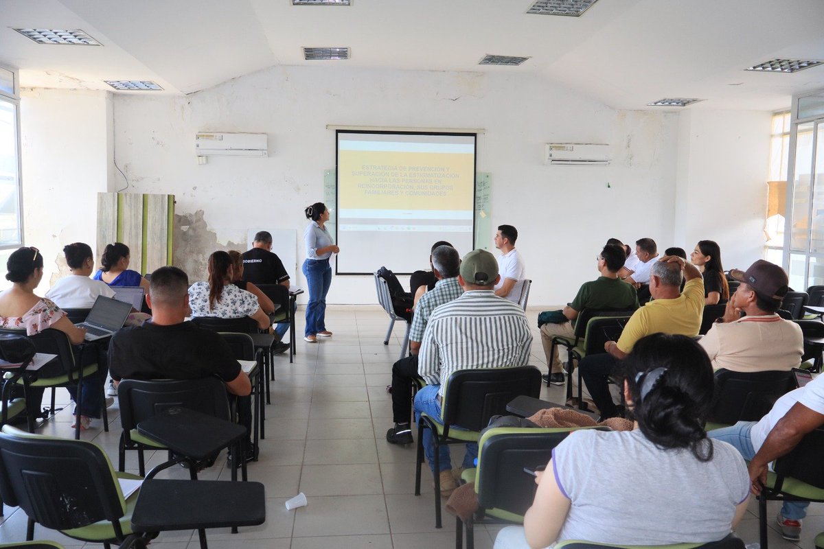 ARNColombia's tweet photo. En Mocoa, #Putumayo, la @ARNColombia acompañó la primera sesión de 2026 de la ‘Instancia Territorial de Reincorporación para la Reconciliación y la Construcción de Paz’, un espacio de encuentro entre las instituciones y las y los firmantes del Acuerdo Final de Paz.

Durante la jornada, la @gobputumayo socializó avances en el acompañamiento a iniciativas productivas y programas de mejoramiento de vivienda. Además, anunció el fortalecimiento de proyectos productivos a cinco asociaciones de firmantes de paz en Mocoa, Puerto Asís, Villagarzón y San Miguel.

Asimismo, se abordaron temas prioritarios como el acceso a tierras, la participación de la población en reincorporación en las mesas territoriales del Plan Nacional de Desarrollo y la gestión de espacios para promover la pedagogía de paz y la reconciliación.

La ARN también socializó la estrategia de prevención de la estigmatización y la campaña #MirémonosDeCerca.