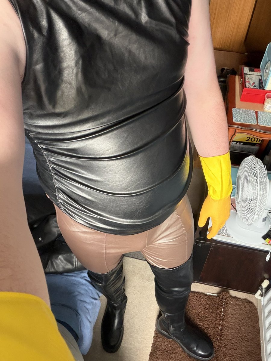 rubberleather26's tweet photo. Girls leather &amp; Rubber gloves 😍😍 https://t.co/fSeByCs1E3