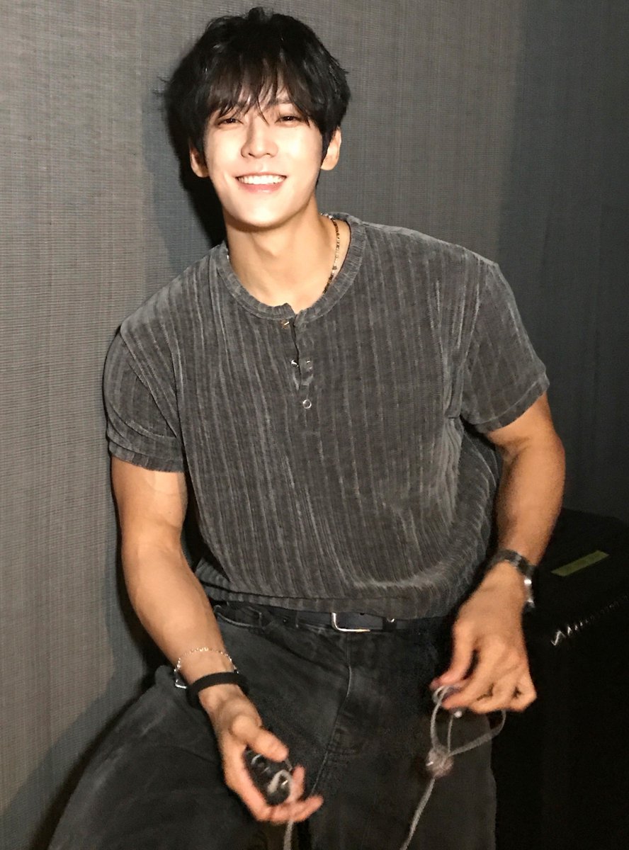 hutarchive's tweet photo. i hope minhyuk knows that his smile is one of the most beautiful things this world has to offer 🥹 ❤️‍🩹 https://t.co/CFHPc1aLXo