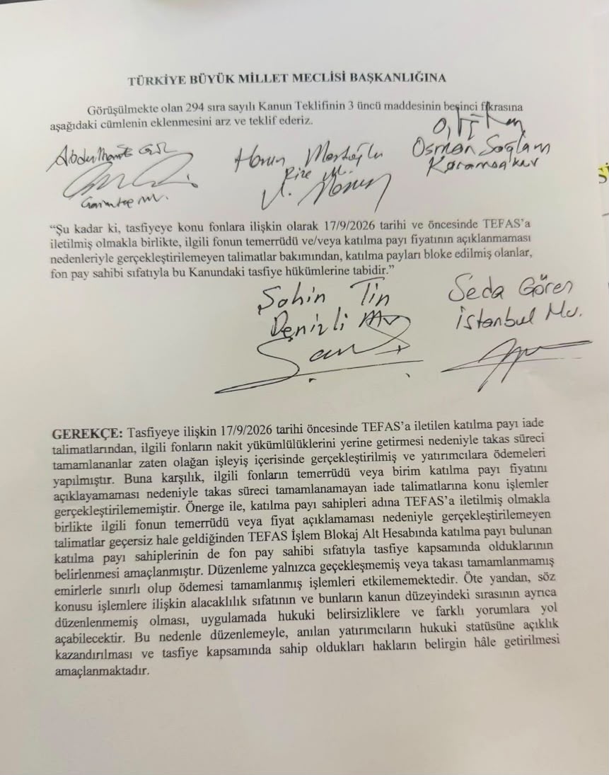 ComezTurhan's tweet photo. 💡AKP, fon mağdurlarının parasına el koymaya "yasal kılıf" arıyor!
👉17 Eylül'den önce satış talimatı veren ancak parasını alamayan yatırımcıları da tasfiye kapsamına sokmak istiyorlar.
👉Asıl mesele şu:
➖Takas kesinliği kazanmış (yani hukuken tamamlanmış) işlemlerden doğan alacakları dahi tasfiye kapsamına alarak,
➖Hak sahiplerine ödenmesi gereken parayı tasfiye havuzunda tutmak ve dağıtmak istiyorlar.
⚖️Üstelik vatandaşın mahkemede hakkını ararken dayanacağı hukuki zemini de zayıflatıyorlar.
💡Dertleri hak, hukuk, adalet değil; siyasi maliyeti azaltmak, oy kaybını önlemek!
👉Bu beceriksizliğin, bu art niyetin ve bu vurgunun altında kalacaksınız.