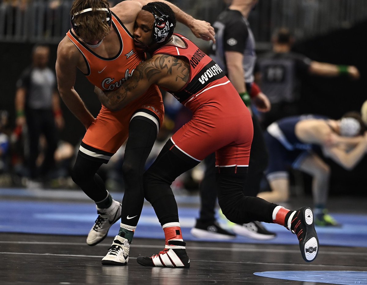 Tony_Rotundo's tweet photo. We see this position a lot at the college level. Spratley stands &amp; turns to reach back for a whizzer. I'm curious why we don't see more throws from here (Vrob). I know a full supe isn't allowed 🤬, but a step around would be. Couldn't Vrob step right and throw? What am I missing? https://t.co/6L1338AfoJ