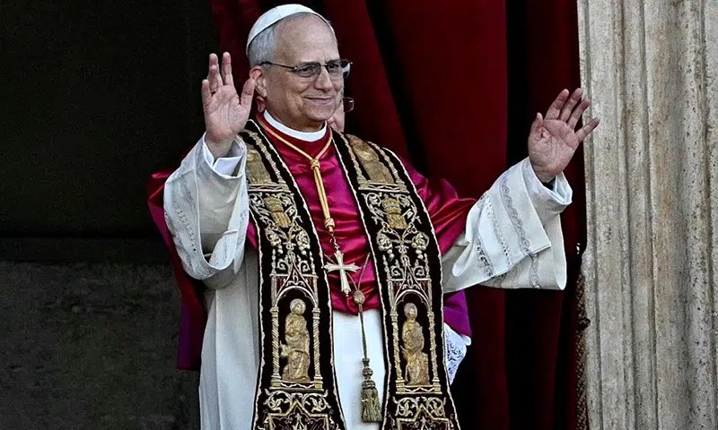 news_vaticano's tweet photo. El Papa León XIV no necesitará tratamiento adicional contra el cáncer de pulmón

El Vaticano ha comunicado este miércoles 21 de octubre una noticia esperanzadora sobre la salud del Papa León XIV.

Los resultados definitivos de los exámenes histológicos y de los análisis moleculares realizados tras la intervención quirúrgica del pasado 13 de octubre han confirmado que el Pontífice padecía un adenocarcinoma pulmonar localizado.

Según han informado los doctores Luigi Carbone y Stefano Margaritora, una evaluación oncológica posterior ha determinado que no es necesario ningún tratamiento adicional.

La noticia supone un paso importante en la recuperación del Papa León XIV, que recibió el alta hospitalaria el pasado sábado y continúa su recuperación en el Vaticano.

🙏 Demos gracias a Dios por esta noticia y sigamos rezando por la plena recuperación del Santo Padre.

#OremosPorLeónXIV