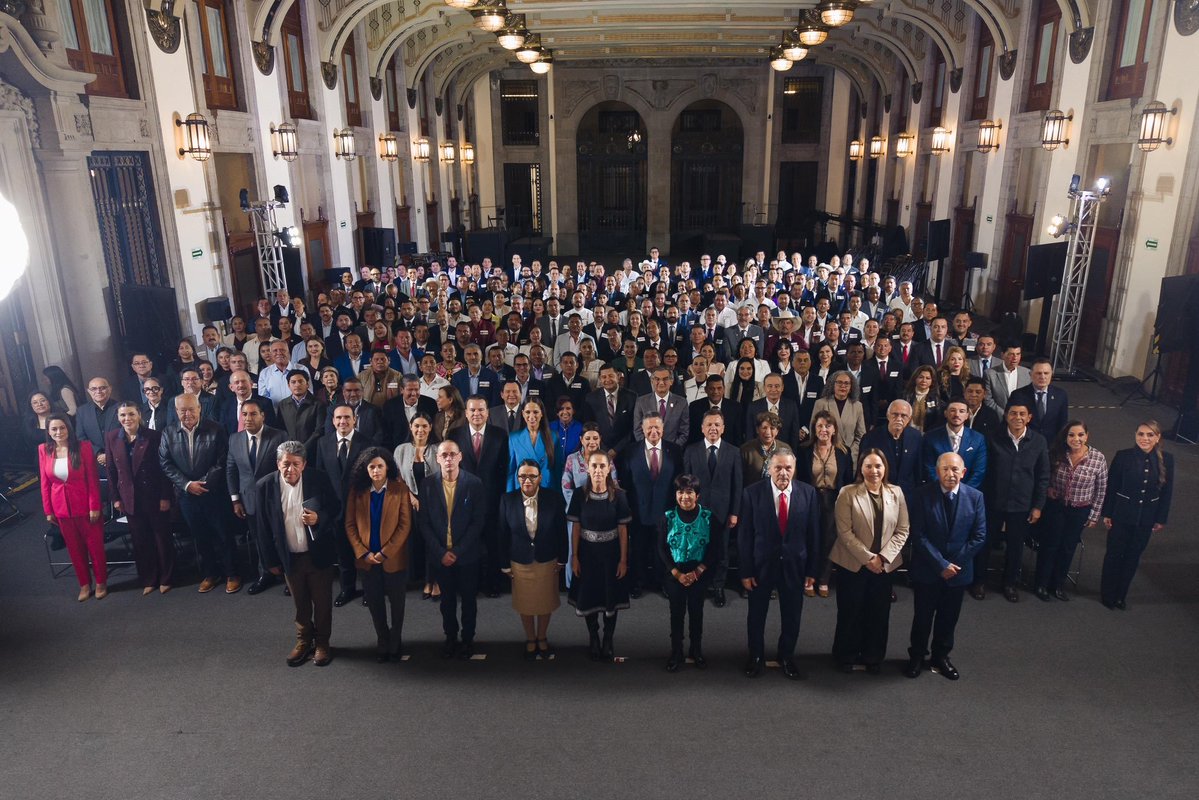 LopezRosemberg's tweet photo. La presencia de nuestro Gobernador Eduardo Ramírez Aguilar @ramirezlalo_ en la reunión encabezada por nuestra Presidenta @Claudiashein representa una oportunidad trascendental para Chiapas. #HumanismoQueTransforma https://t.co/UvXVGvlDec