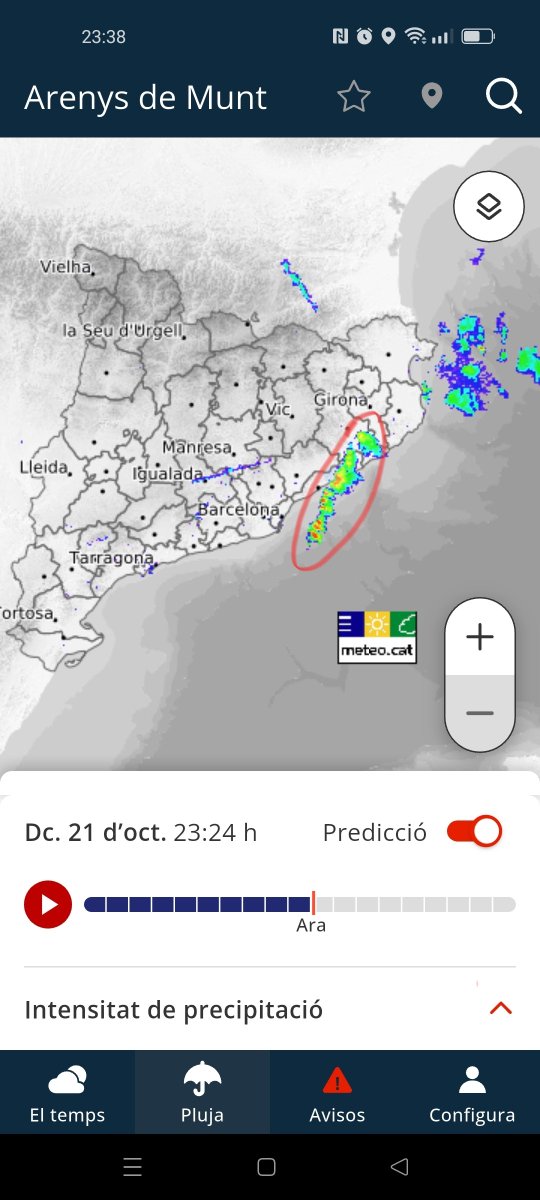 MeteoAdM's tweet photo. Així tenim el #radar ara, on la disposició dels xàfecs, denoten una convergència de vents. 
 Ara 14,9°C, 96% d'humitat, ☔ ara d'element amb 9,2 l/m2 ja recollits fins ara. 1023 hpa #Batec #21oct2026 #rebuf #convergènciavents #inestabilitat #meteo #localmentintensos #fresca https://t.co/k0A1b06QGL