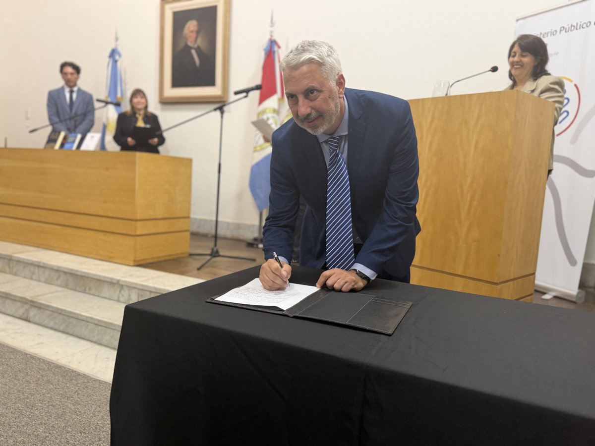 emiliojaton's tweet photo. Hoy se llevó a cabo el acto de juramento de Defensoras y Defensores Públicos en la Universidad Nacional del Litoral. 

Agradecidos a la invitación de la Dra. Estrella Moreno Robinson, Defensora General del Ministerio Público de la Defensa, acompañamos esta importante jornada. https://t.co/kmhdMgWjt4