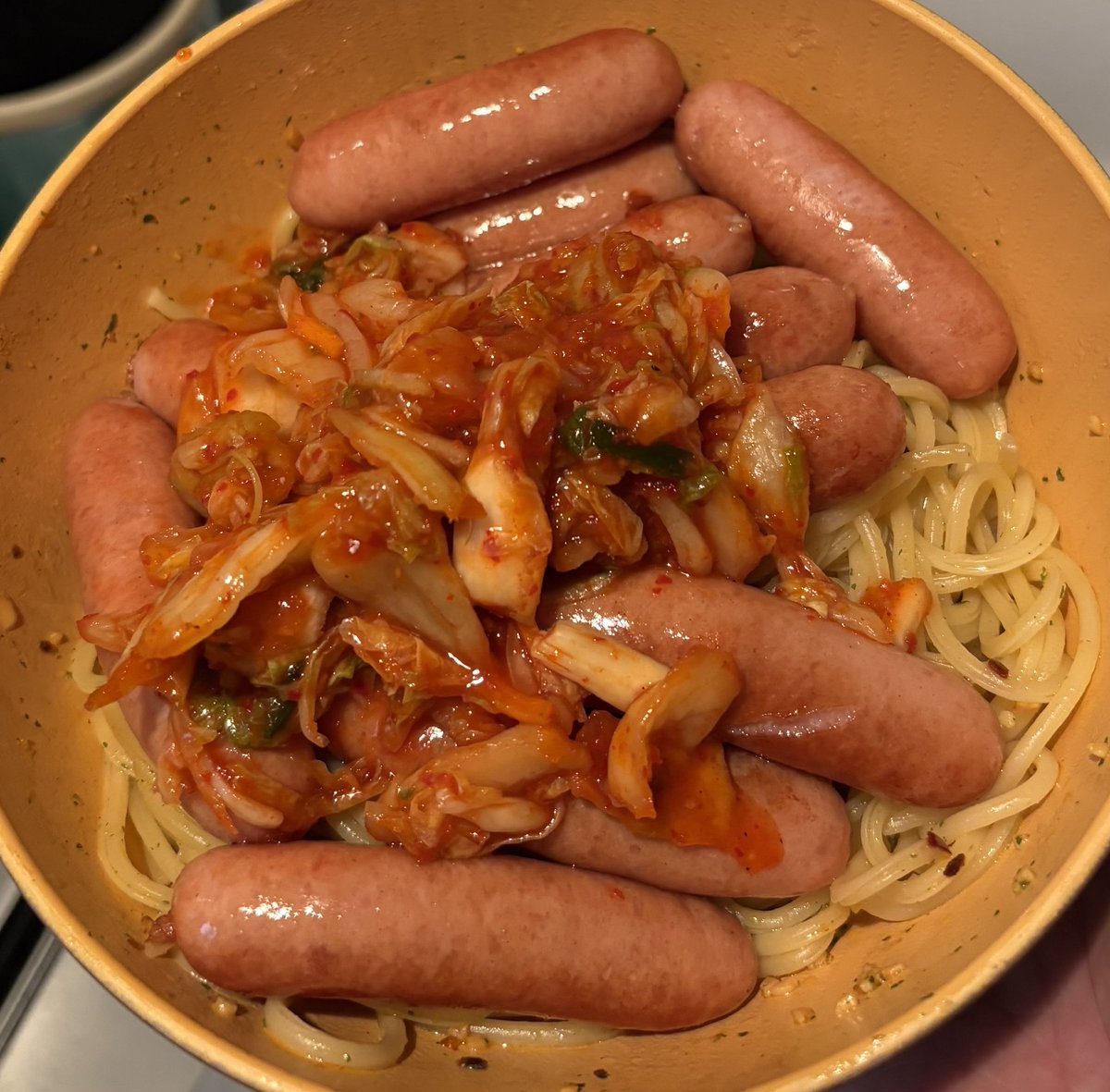 skyautumn25's tweet photo. 自炊じゃあ〜

ペペロンチーノウィンナー大盛りキムチのせ

器が一つしかないから、仕方なくキムチも同じお皿に入れたら、ウィンナーがチョリソーみたいな味になった

甘みのないキムチって、こんなに美味しいんだ🌟

#自炊　#自炊してるっていいたい https://t.co/xHlrESj8nL