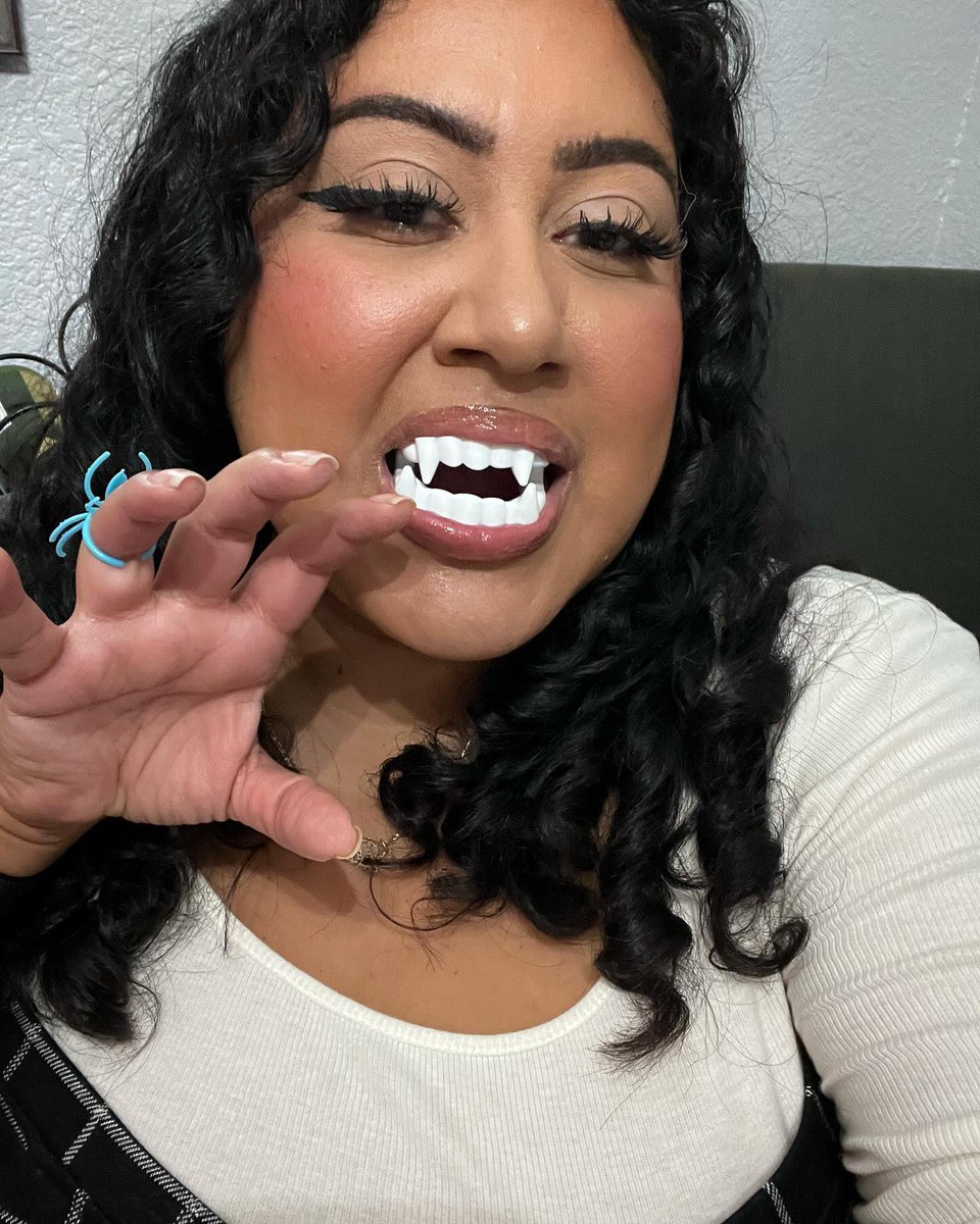 isabella_derio's tweet photo. Spooky basket exchange  was a success 🦇 🎃 👻 🤖 

#halloween #HalloweenVibes #SPOOKYPUMPKIN #spooky #plussizewomen #dating https://t.co/FDOaJGOr4j