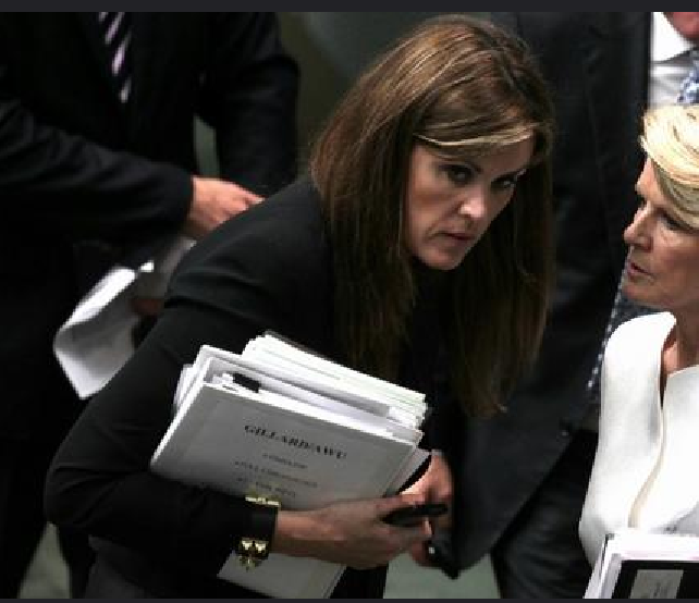 AaronDodd's tweet photo. So here we have Credlin opining negatively about Albanese's alleged dirt file on Haines, and here we have a pic of Credlin carrying around a dirt file on Gillard when she was Abbott's COS. Hypocrite. #auspol https://t.co/Scj6hYEcKq