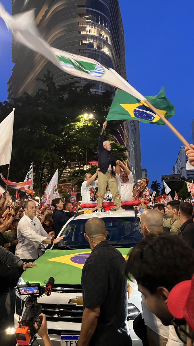 aannapologetic's tweet photo. eu quase morri pisoteada mas vi o @LulaOficial de pertinho e tirei as fotos da minha vida https://t.co/oUcOtw5vmn