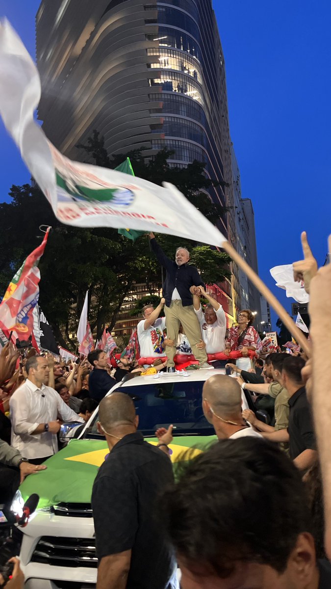 aannapologetic's tweet photo. eu quase morri pisoteada mas vi o @LulaOficial de pertinho e tirei as fotos da minha vida https://t.co/oUcOtw5vmn