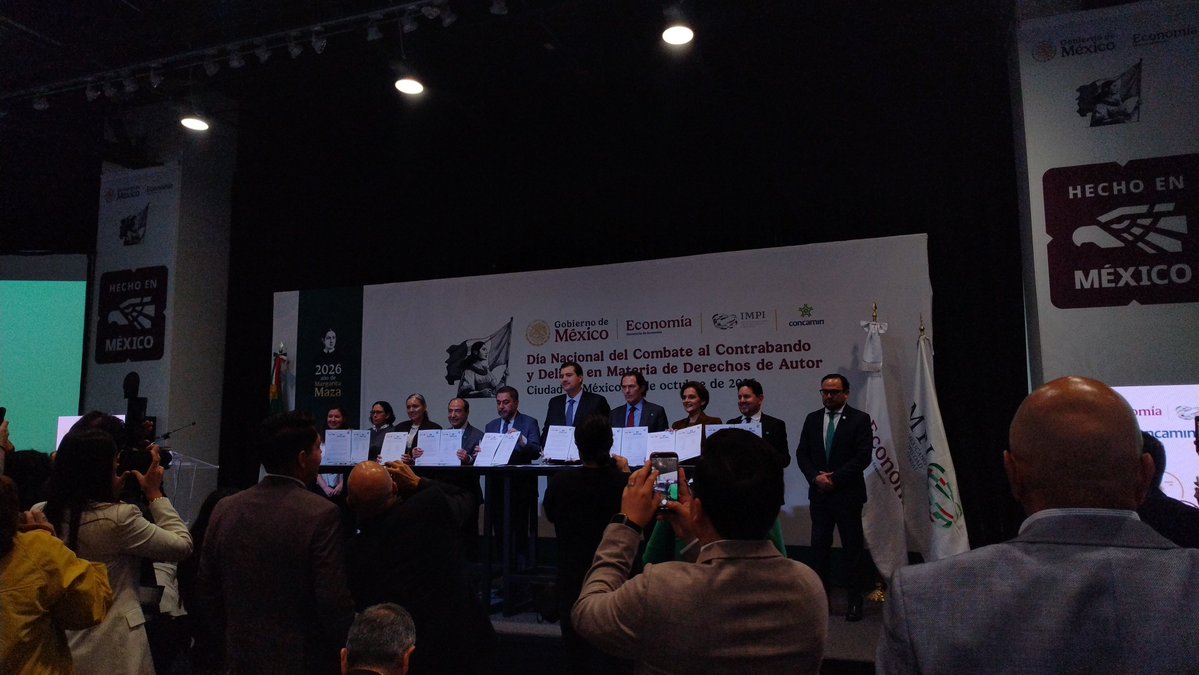 CANAFEM's tweet photo. Asistimos en representación de nuestro presidente, el Ing. Javier Pietrini Zapata, al foro "Día Nacional de Combate al Contrabando y a los Delitos en Materia de Derechos de Autor" en las instalaciones de la Secretaría de Economía (@SE_mx), como parte de la colaboración entre el Instituto Mexicano de la Propiedad Industrial (@IMPI_Mexico) y la @CONCAMIN.

Durante la inauguración, el presidente de la Confederación, Alejandro Malagón, refrendó el compromiso de la industria nacional y el gobierno federal en el combate al comercio ilegal, la piratería y el contrabando, para proteger la propiedad intelectual y respaldar al sector industrial y el empleo formal.

Por su parte, el Director General del IMPI, Vidal Llerenas, comentó los operativos que están llevando a cabo, los diálogos con las empresas y cámaras, así como las estrategias de coordinación con las demás instituciones de gobierno.

Posteriormente, se realizó la firma de la declaración de principios para prevenir y combatir la falsificación de productos y la piratería en plataformas digitales.

Finalmente, se llevó a cabo el panel "Contrabando y comercio ilícito, retos para la industria formal y la economía nacional", integrado por representantes de los sectores farmacéutico, textil, tabacalero, de bebidas alcohólicas e industrias creativas.