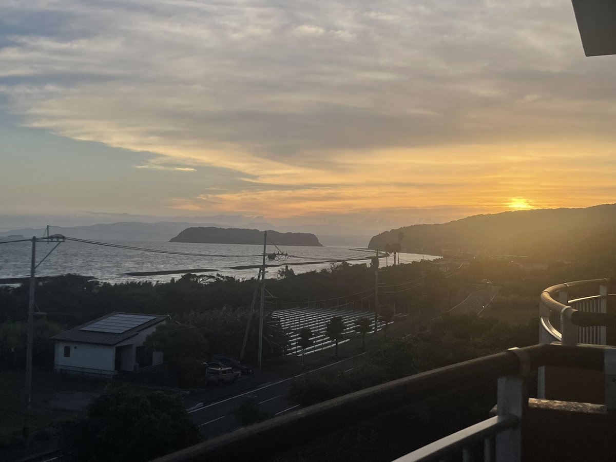 masamik's tweet photo. おはようございます
風が強いわ錦江湾 https://t.co/jAqQs2LEer