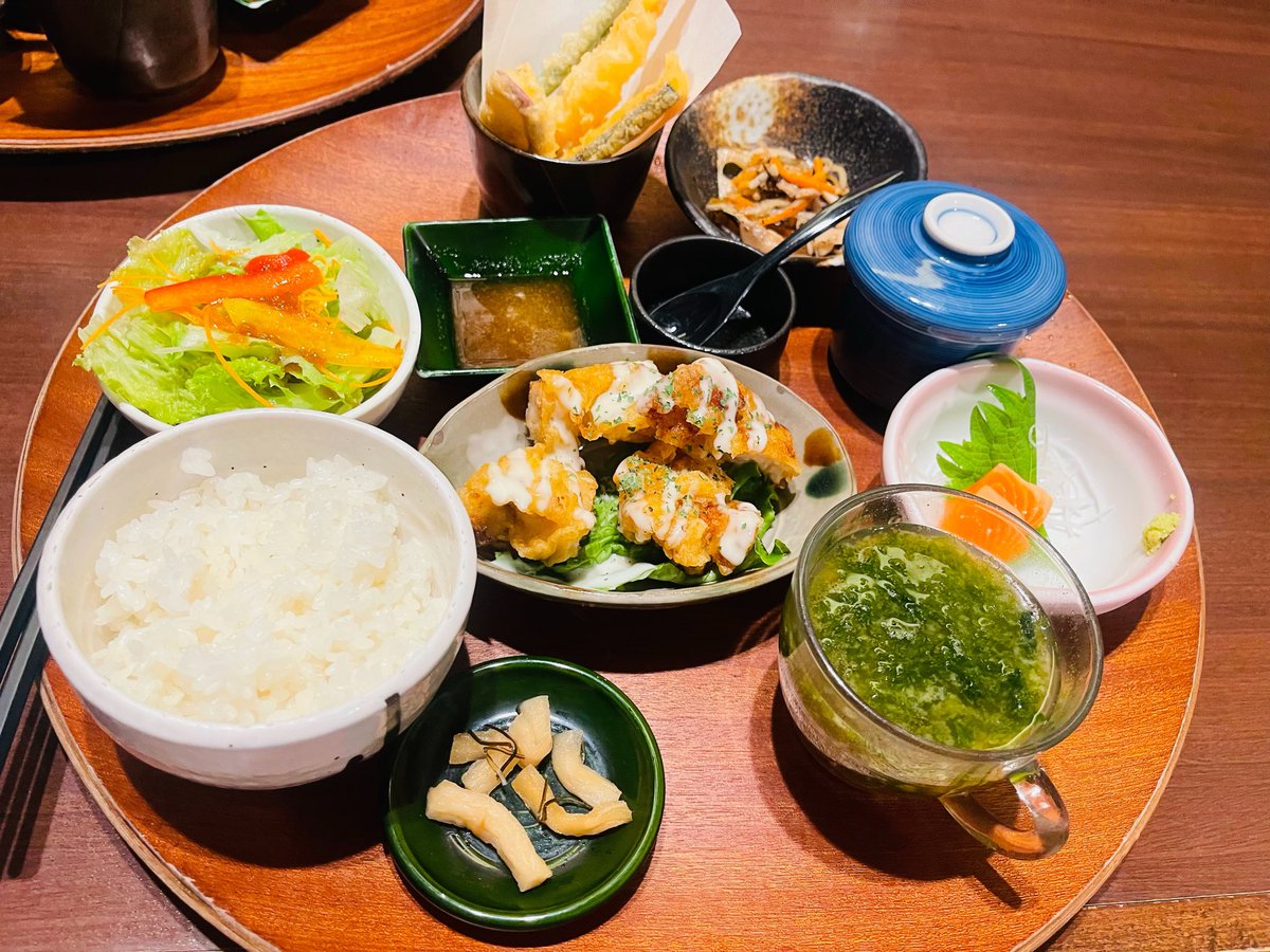 necoyuki1125's tweet photo. ご飯美味しいとこ見つけた～
小鉢たくさんでお腹いっぱい^ ̳ට ̫ ට ̳^
また行きたいっ🍽´-

母のお見舞い一緒に来てくれて
ありが㌧♡喜んでた(🍁•᎑•🍁)
#お腹ペコリン部 https://t.co/H3zwMtV74I