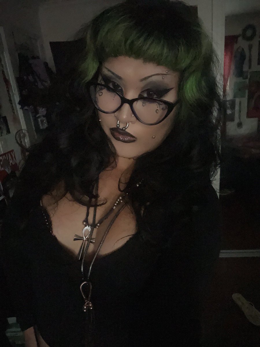 evildeadrot's tweet photo. my problem is this is what i think casual makeup is https://t.co/SawRO6dy12