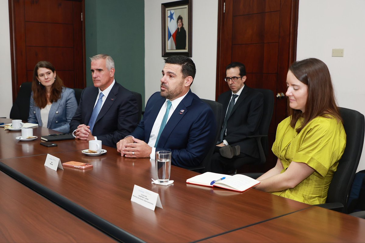 MICIPMA's tweet photo. Representantes de la compañía estadounidense EQT Corporation aprovecharon su visita a Panamá para asistir al Foro Económico Mundial (WEF) y realizar una visita de cortesía al Ministro de Comercio e Industrias, @moltojulio https://t.co/x9EJ0RTS5o