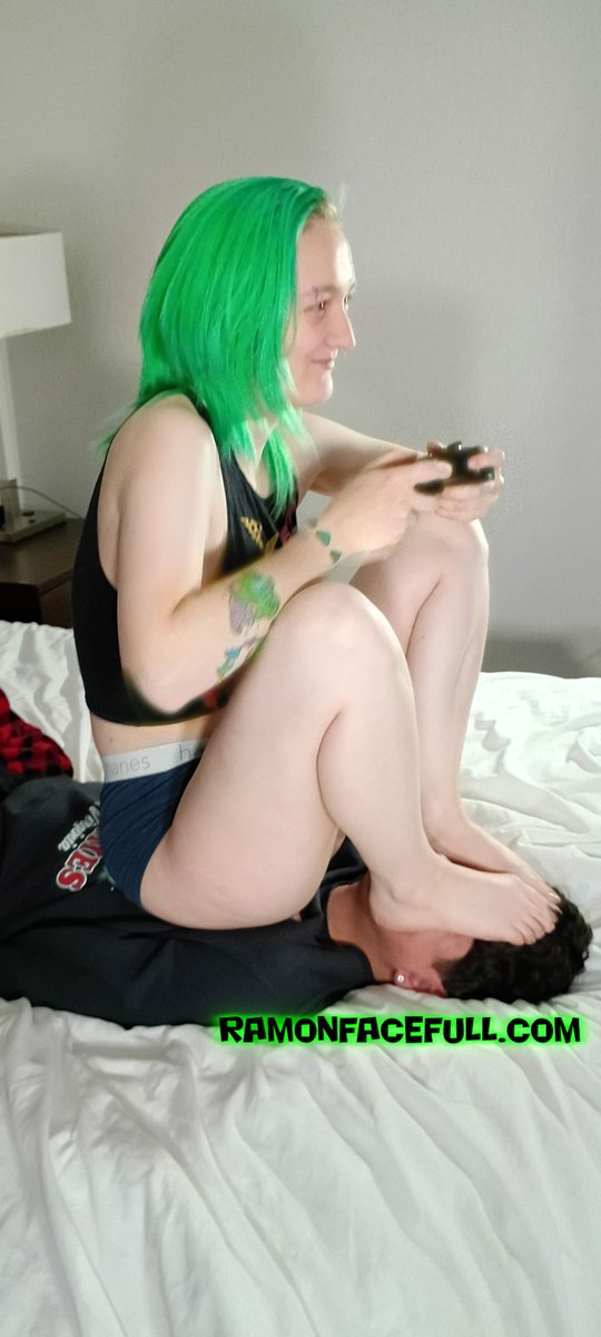 RamonFacefull's tweet photo. BEHIND THE SCENES!
@bakabutlewd remains perched on her 19 year old video game seat! https://t.co/Ak94Zxhedg