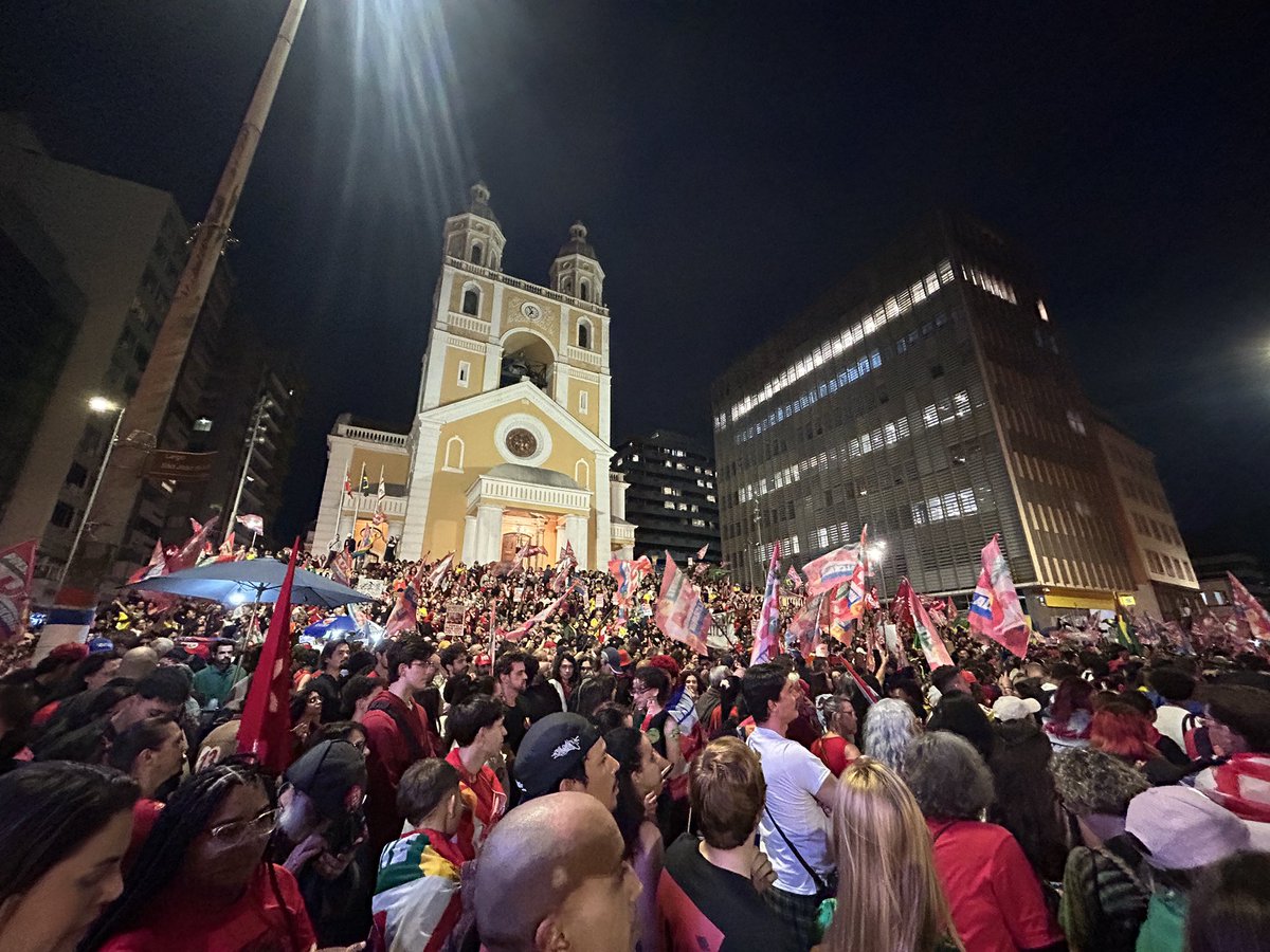 EcoMarquito's tweet photo. Florianópolis é Lula 13!! A concentração do Ato Floripa com Lula tá gigante. É nas ruas e nas redes que nós vamos vencer. https://t.co/BVErqK988Z