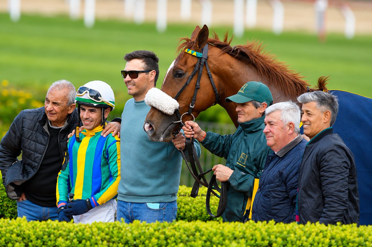 revpal's tweet photo. SPC: Ser Lady Legs
Clásico Orbit (L)
Jockey: Luciano Recuero
Ganada por: ½ Pescuezo
Stud: Pozo de Luna
Entrenador: Alfredo Gaitán Dassié 
Criador: Pozo de Luna https://t.co/hwRXPrEqBo
