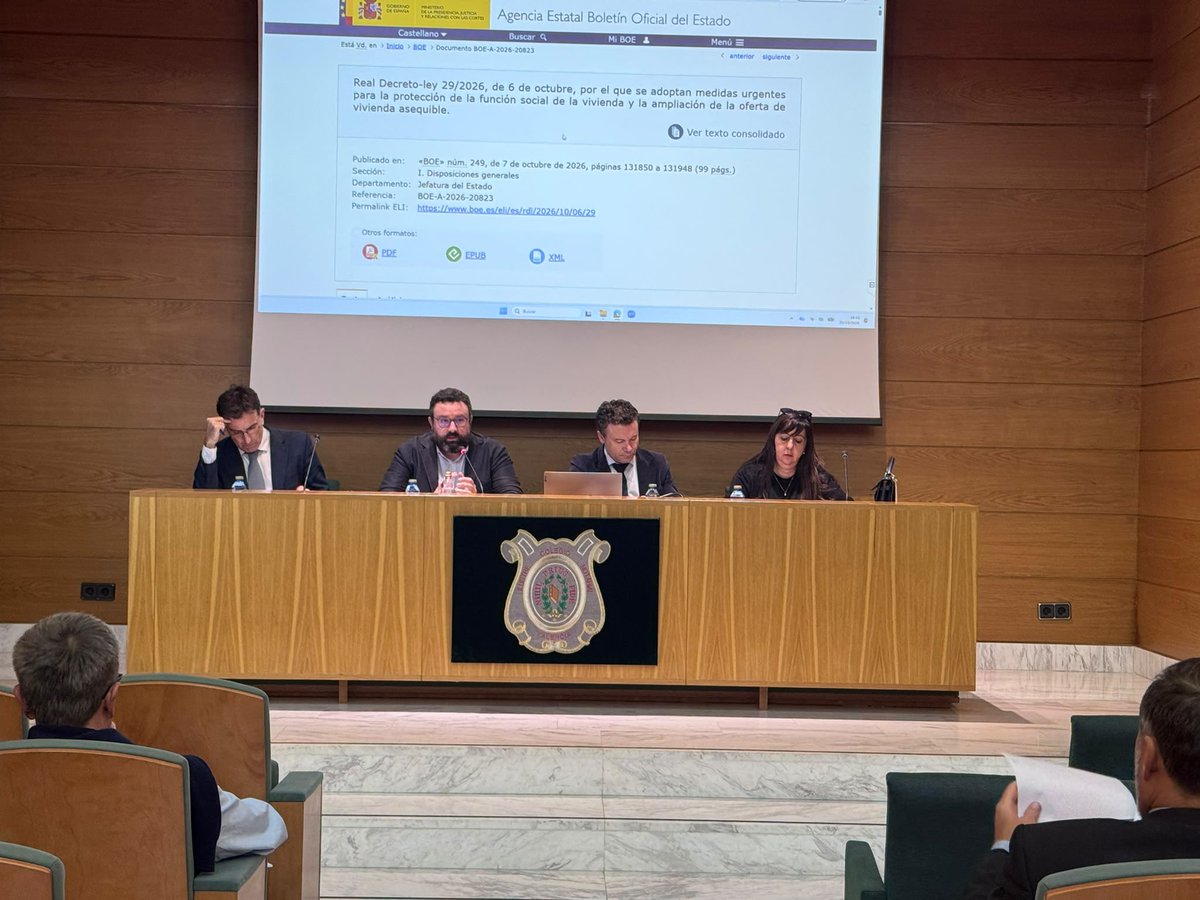 ColNotVal's tweet photo. El Instituto Valenciano de Estudios Notariales (IVEN) del @ColNotVal organiza esta tarde una jornada de formación para notarios de la CV (presencial/online). 

👥 El director del IVEN y notario de Gandia, Gonzalo Cano Mora @gonzalocan10859 , está acompañado por los notarios Jaime Cuesta López (Sueca), Pablo Urbano Martínez (Segorbe) y Mª de los Reyes Sánchez Moreno (Alicante) @FNotarios 

📝 En la sesión de trabajo de hoy se están analizando, entre otros puntos, las últimas sentencias de la Dirección General de Seguridad Jurídica y Fe Pública del @M_Presidencia ; los decretos nacionales de protección de la función social de la vivienda; algunas resoluciones del Ministerio Fiscal y sentencias del Tribunal Supremo; así como otras materias del ámbito notarial como la apostilla electrónica de documentos extranjeros, o el Derecho de Transmisión tras la STS 849/2026.