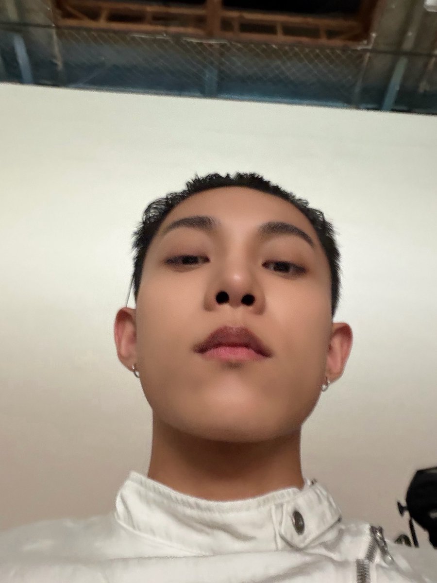 terjemahinRYUL's tweet photo. (2/2)

#률 #RYUL #롱샷 #LNGSHOT https://t.co/n8o3d4oJsV