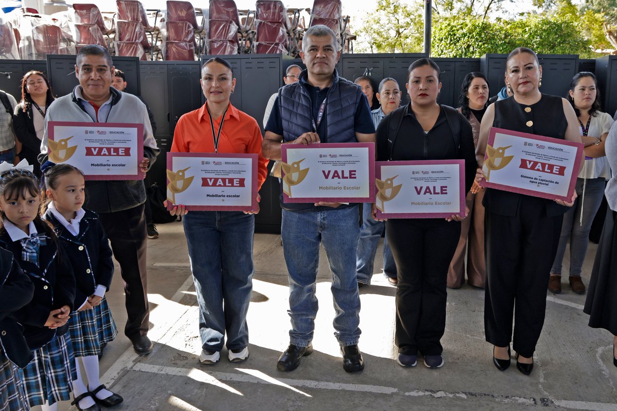 secti_edomex's tweet photo. 🙌🏻 ¡En #Zacualpan, las escuelas se ponen al 💯 con #SECTIEnTuComunidad!

El secretario Miguel Ángel Hernández Espejel visitó la Primaria “Emiliano Zapata” para entregar 3.27 mdp en:

🏫 Rehabilitación del edificio A.
🪑 Mobiliario escolar
🌧️ Sistema de captación de agua pluvial https://t.co/Eq8dDoOSVA