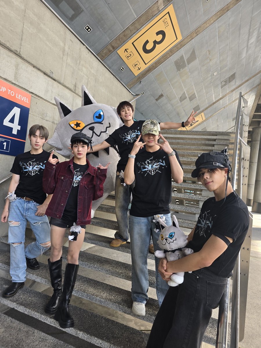 Metal3SUT4's tweet photo. เหตุการณ์คล้ายปีที่แล้ว ได้บัตรคอนเสิร์ตวันที่สองในคืนสุดท้ายก่อนวันงาน ได้ไปหาแกงค์เด็กหมาป่าตั้ง 2 วันแหนะ

🥹ขอบคุณน้องๆที่ใจดีแบ่งปันบัตรให้คุณมี๊นะคะ  @viixvii___ @Ramida_253

#LYKNReflexionConcert https://t.co/zEUUhNvbx7