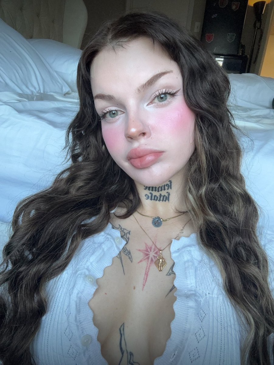 Sirenken5's tweet photo. if i called you cute, teased you a little, and asked when you're taking me on a date, would you panic or play along? 😏 https://t.co/KxvRzOogx4